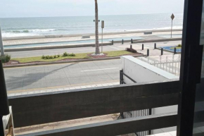 Departamento frente a la playa en malecón de mazatlan, cerca de acuario, estadio de beisbol, laguna, bares, restaurantes y hoteles con piscina